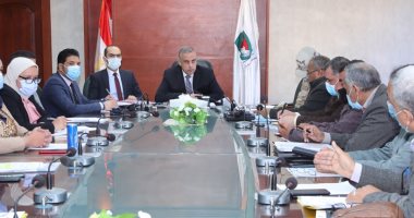 محافظ سوهاج يبحث الموقف التنفيذى لمشروعات مياه الشرب والصرف الصحى