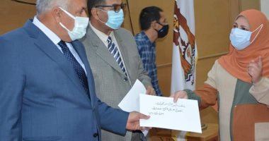 محافظ الوادى الجديد يسلم عقود مشروع"بشاير خير الوادى" لعدد من المستفيدين.. صور 