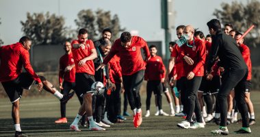"ضرب بالشوم والكرات".. احتفال خاص من لاعبي الأهلي بعيد ميلاد ياسر إبراهيم