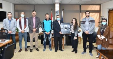 جامعة القناة تكرم طالبة التجارة الفائزة بالمركز الأول بمسابقة الرسم.. صور