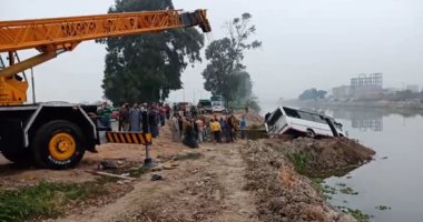تفاصيل إصابة 65 شخصا فى تصادم 3 أتوبيسات بطريق "الإسماعيلية – الزقازيق" بسبب الشبورة.. الأتوبيسات كانت تقل عمالا.. تصادم أتوبيس فى شجرة وسقط الآخر بترعة وفر الثالث.. ونقل المصابين وفتح الطريق.. فيديو 
