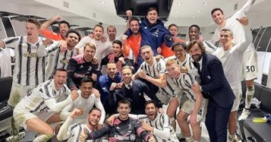 رونالد يحتفل مع لاعبى اليوفى بالتأهل لنهائى كأس إيطاليا.. صورة