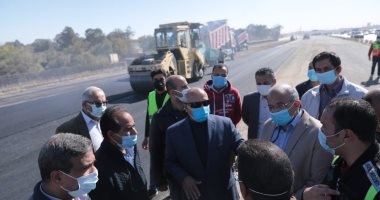 وزير النقل يتابع التقدم بمعدلات تنفيذ أعمال تطوير وصيانة وتوسعة الطرق.. صور 