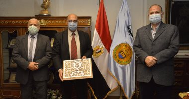 محافظ أسيوط يكرم مدير الطب البيطرى لبلوغه سن المعاش