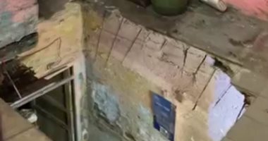سكان عقار الشرابية المنهار يروون تفاصيل مرعبة عقب سقوط أجزاء منه.. بث مباشر