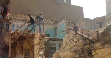 إزالة أجزاء خطرة من عقار آيل للسقوط وسط الإسكندرية