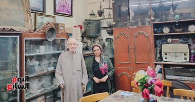 مجنون الأنتيكات.. عم أحمد أفنى نصف قرن فى جمع التحف والأنتيكات.. عمل خبيرا فنيا لسجاد الحرم المكى.. وأكثر من 500 تحفة فنية تزين منزله بالشرقية.. ويؤكد: عرفت قيمة التحف من السائحين.. وأعتنى بكل قطة كأنها ابنى