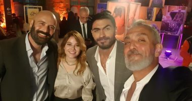 أسرة مع بعضينا.. خالد سليم فى صورة مع أشرار "جمال الحريم" فراس وغفران وحازم