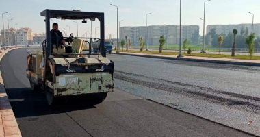 رصف طريق دمياط الجديدة بالطريق الساحلى.. صور