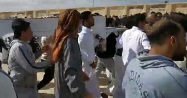 الآلاف يشيعون جثمان الفنان على حميدة لمثواه الأخير.. الأهالى يؤدون صلاة الجنازة فى مسجد الفتح ويلقون عليه نظرة الوداع.. دفنه فى مقابر مطروح الشرقية بمنطقة المغاربة.. وأسرته: الراحل أوصى بعدم دفنه ليلاً