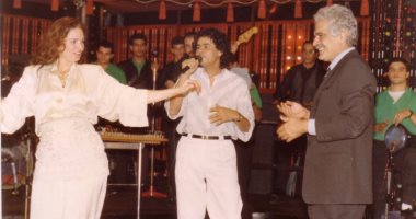 شريط ذكريات الراحل على حميدة.. صور نادرة لصاحب أغنية "لولاكى" تحكى جزءا من مسيرته الفنية.. المطرب الراحل تنبأ بمستقبله الفنى بعد رفض صورة البطاقة الشخصية.. وإطلالات مع يسرا وعمر الشريف ولطيفة وعمار الشريعى