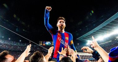 لاعبو برشلونة يحملون ليونيل ميسي على الأعناق فى استفتاء جديد.. صورة
