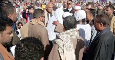 إنهاء خصومة ثأرية بين عائلتين فى بنى سويف وطفل يتسلم الكفن.. صور