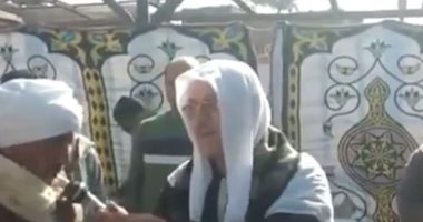 شاهد لحظة تقديم الكفن لإنهاء خصومة ثأرية فى بنى سويف 