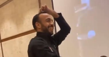 احتفالات نجوم الأهلى فى الباص ورقص قفشة فوق الترابيزة.. فيديو