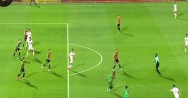 مراقب المباراة يسجل مخالفة الأعداد الزائدة ضد الزمالك فى مواجهة المولودية