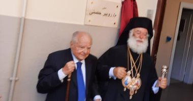 البابا ثيودروس يكرم الرئيس الشرفى للمجلس الطائفى بالروم الأرثوذكس.. صور