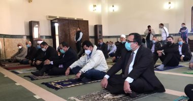 وزير الشباب والرياضة ومحافظ شمال سيناء يؤديان صلاة الجمعة بالعريش.. صور
