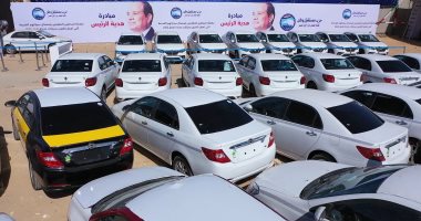 "هدية الرئيس" مكافأة السائقين الملتزمين باستبدال سياراتهم القديمة بالجديدة.. السائقون يوجهون التحية والشكر للرئيس السيسي على مبادرته.. واستقبال حافل للمستفيدين.. والمبادرة تحمل مميزات عديدة للمواطنين.. فيديو