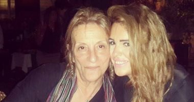 دنيا عبد العزيز تحيى ذكرى رحيل والدتها بصورة: "10 شهور وحدة برغم الازدحام"