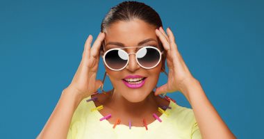 الديفا سميرة سعيد تتألق بـ"تيشيرت أصفر" فى فوتوسيشن "مشابك الغسيل".. صور