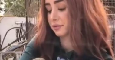 هنا الزاهد تروج لمسلسل حلوة الدنيا سكر باستخدام نسناس.. فيديو