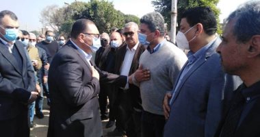 محافظ الشرقية يؤدى واجب العزاء فى وفاة مساعد وزير الداخلية الأسبق بقرية السلام