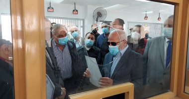 محافظ بورسعيد يوجه بميكنة جميع الإجراءات داخل مركز الخدمات الإستيرادية.. صور 