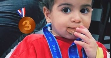 ابنة أيمن أشرف تحتفل بالميدالية البرونزية بقميص والدها.. صور