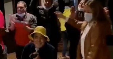 ليلي علوى ترقص على أنغام "على صوتك" فى بروفة غنائية للكينج محمد منير.. فيديو