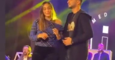 محمد الشرنوبى يغنى لزوجته راندا فى حفل عيد الحب على مسرح الزمالك.. فيديو