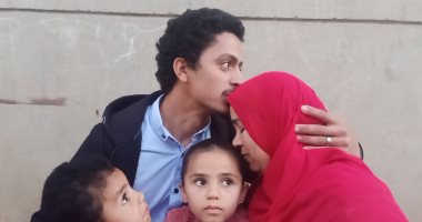 ربته وعلمته وهو مش ابنها لأكثر من عشرين سنة وفجأة ظهرت أمه الحقيقة.. فيديو