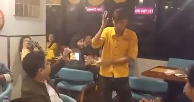 نادل يسلى زبائن مطعم هندى بطريقة مميزة.. فيديو
