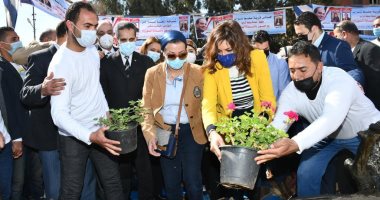وزيرتا الهجرة والبيئة ومحافظ الغربية يغرسون 3 أشجار بقرية صفط تراب فى المحلة