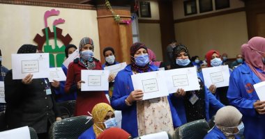 وزير القوى العاملة يسلم وثائق تأمين على الحياة لـ 150 عاملا غير منتظم بالقليوبية