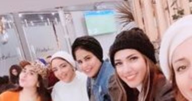 ربنا يرحمهم.. إيمي طلعت زكريا تنشر صورة برفقة أبناء فنانين راحلين