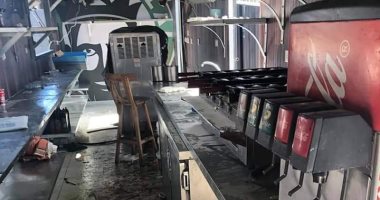 السيطرة على حريق داخل "كافتيريا" بشارع سياحى فى بورسعيد.. صور