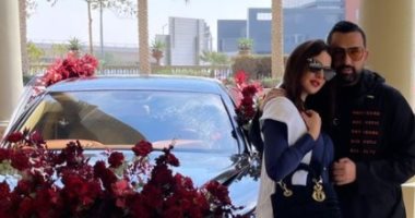درة تحتفل بعيد الحب مع زوجها هانى سعد.. وسيارة مغطاة بالورود تثير التساؤلات