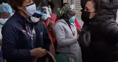 كامالا هاريس توزع هدايا وحلوى عيد الحب على أطباء مركز فيرجينيا بواشنطن.. فيديو