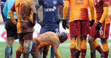 لاعب جالاتا سراي يعلق على صورة تنظيف الملعب قبل ركلة جزاء مصطفى محمد
