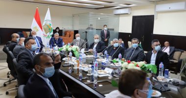 محافظ الوادى الجديد يبحث مع رئيس هيئة تنمية الصعيد التوسع فى زراعة التمور 