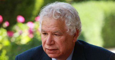 وفاة الشاعر الفلسطينى مريد البرغوثى عن عمر يناهز 76  عامًا