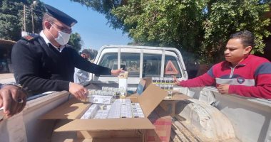 صور.. تحرير 24 محضر ومخالفة وضبط 942 علبة سجائر فى حملات على أسواق مدينة إسنا