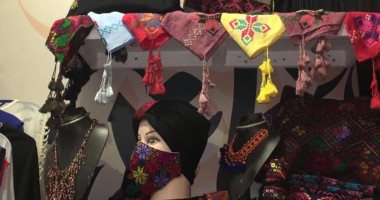 شاهد منتجات سيدات سيناء من مشغولات وأثواب مطرزة بمعرض ديارنا 