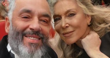 رامي جمال يحتفل بعيد الحب مع زوجته بصورة فوتوشوب .. هفضل شايفك ما بتكبريش