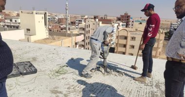 إزالة طوابق مخالفة بعمارة سكنية بحى فيصل بالسويس.. صور