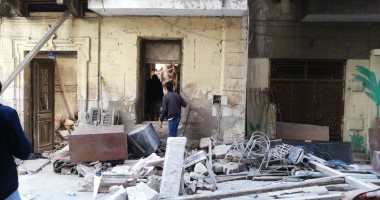 تفاصيل انهيار عقار روض الفرج.. وفاة شخصين وإصابة طفل من أسرة واحدة وانهيار جزئى بعقارين مجاورين.. الأهالى: مطبخ الدور الأرضى انهار منذ شهر والسكان أبلغوا الحى وتمكنا من إنقاذهم.. وإخلاء العقارات المجاورة.. صور