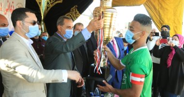 محافظ كفر الشيخ يسلم الميداليات والكأس للمركز الثلاثة بدورى مراكز الشباب.. صور