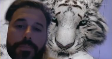 أحمد السعدني يحتضن "نمر" أبيض فى ظهور ساخر جديد.. فيديو وصور