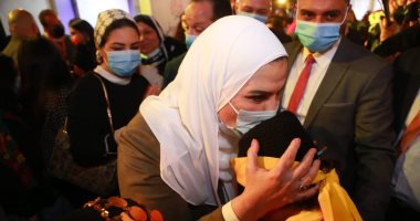 وزيرة التضامن تداعب الأطفال ذوى الهمم وتقبل أيديهم ورؤسهم بمعرض ديارنا